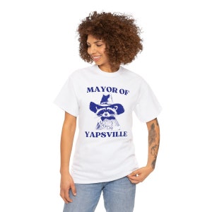 Camicia Sindaco di Yapsville, T-shirt unisex, T-shirt Meme, T-shirt divertente, T-shirt disegno vintage, T-shirt procione, T-shirt animale, T-shirt sarcastica immagine 6
