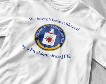 Het CIA-shirt "We zijn sinds JFK niet meer bekritiseerd door een president" CIA-shirt | Politiek T-shirt | Amerikaans overhemd | Meme-shirt | Grappig T-shirt