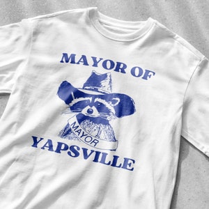 Camisa del alcalde de Yapsville, camiseta unisex, camiseta meme, camiseta divertida, camiseta de dibujo vintage, camisa de mapache, camisa de animal, camiseta sarcástica imagen 1