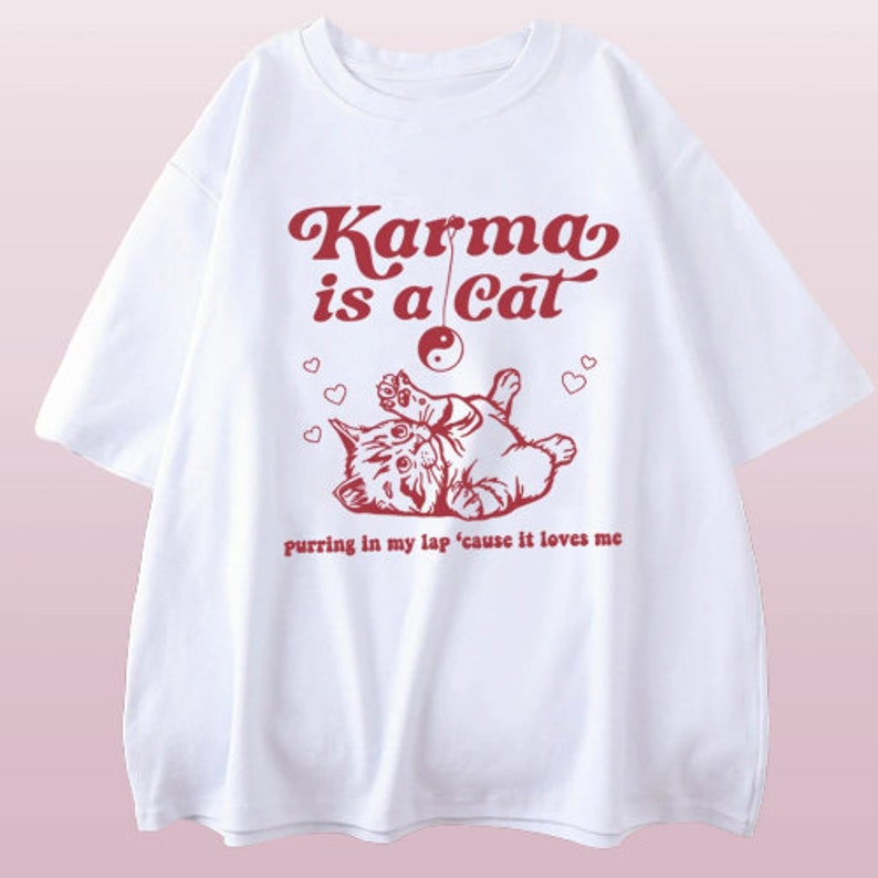 Taylor Swift Karma Is a Cat T-shirt: Omarm de comfortabele en modieuze sfeer met dit Swiftie Merch-shirt. Taylor Swift Eras Tour-shirt Wit