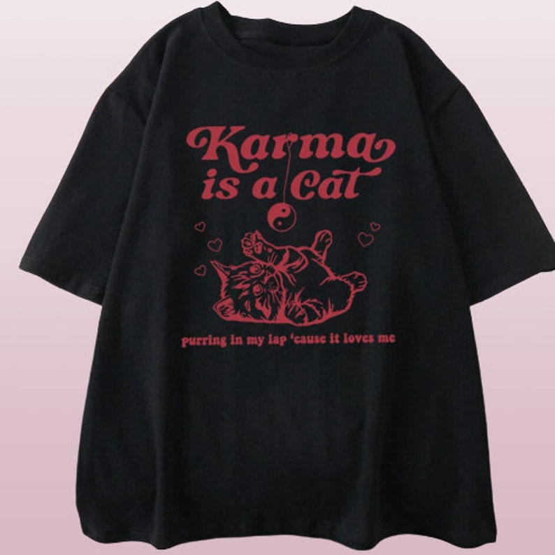 Taylor Swift Karma Is a Cat T-shirt: Omarm de comfortabele en modieuze sfeer met dit Swiftie Merch-shirt. Taylor Swift Eras Tour-shirt Zwart