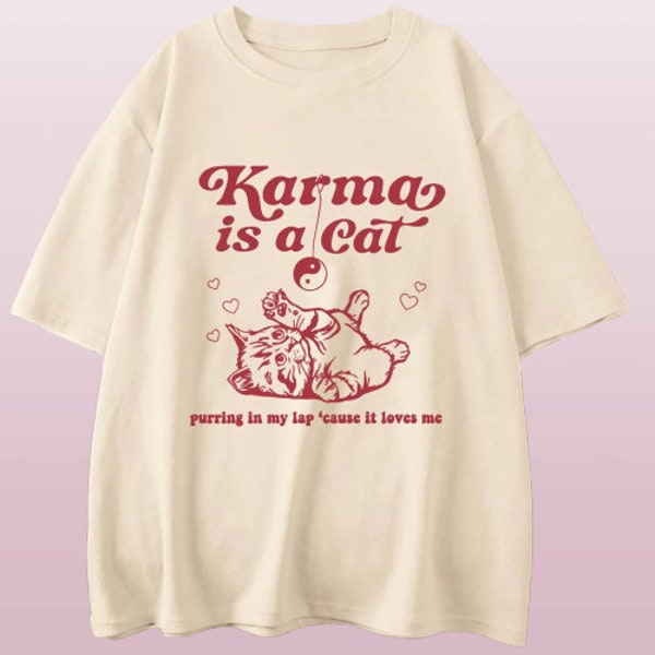 T-shirt Taylor Swift Karma Is a Cat : adoptez l'ambiance confortable et tendance avec ce t-shirt Swiftie Merch. Chemise Taylor Swift Eras Tour