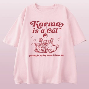 Taylor Swift Karma Is a Cat T-shirt: Omarm de comfortabele en modieuze sfeer met dit Swiftie Merch-shirt. Taylor Swift Eras Tour-shirt Roze