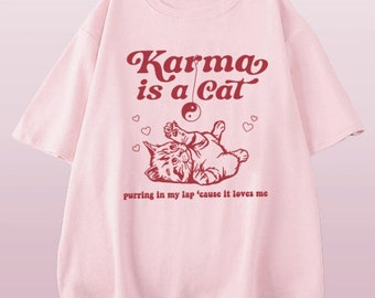 Taylor Swift Karma Is a Cat T-shirt: Omarm de comfortabele en modieuze sfeer met dit Swiftie Merch-shirt. Taylor Swift Eras Tour-T-shirt