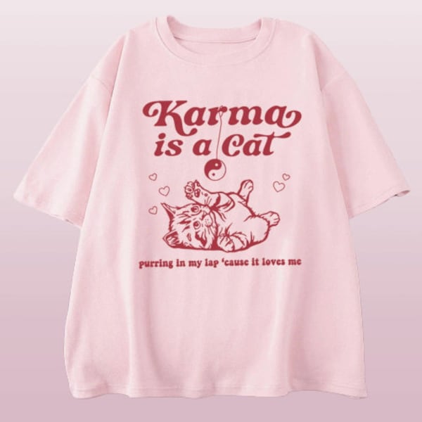 T-shirt Taylor Swift Karma Is a Cat: abbraccia le vibrazioni comode e alla moda con questa maglietta Swiftie Merch. Maglietta dell'album del tour Eras di Taylor
