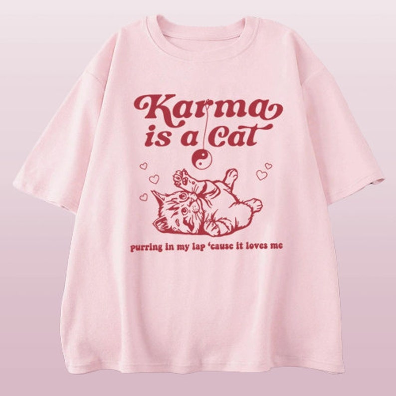 Taylor Swift Karma Is a Cat T-shirt: Omarm de comfortabele en modieuze sfeer met dit Swiftie Merch-shirt. Taylor Swift Eras Tour-shirt Roze