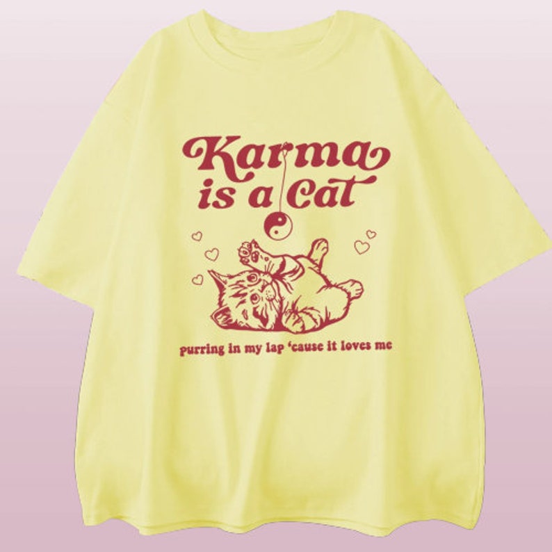 Taylor Swift Karma Is a Cat T-shirt: Omarm de comfortabele en modieuze sfeer met dit Swiftie Merch-shirt. Taylor Swift Eras Tour-shirt Geel