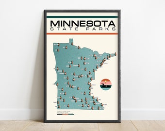 Può includere: Una mappa in stile vintage del Minnesota con il testo "Minnesota State Parks" in alto. La mappa è contornata di nero e presenta un contorno blu dello stato con marcatori rossi che indicano la posizione dei parchi statali. Un loon e un tramonto sono raffigurati nell'angolo in basso a destra.