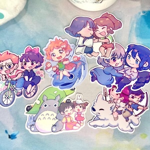Op de afbeelding: Een set van tien kleurrijke cartoonfiguur stickers met personages uit populaire anime films. De stickers zijn gedrukt op glanzend wit papier en bevatten personages zoals Totoro, Kiki's Bezorgdienst en Spirited Away.