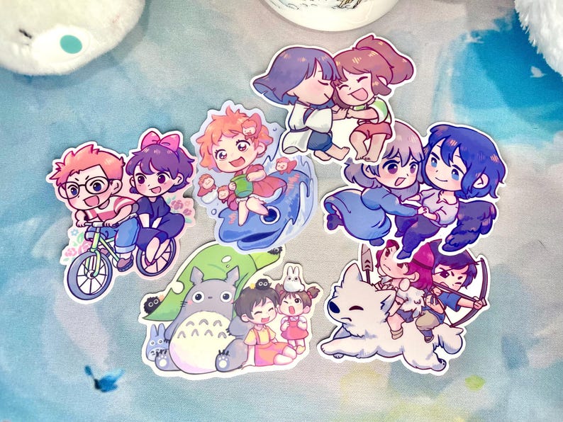Op de afbeelding: Een set van tien kleurrijke cartoonfiguur stickers met personages uit populaire anime films. De stickers zijn gedrukt op glanzend wit papier en bevatten personages zoals Totoro, Kiki's Bezorgdienst en Spirited Away.