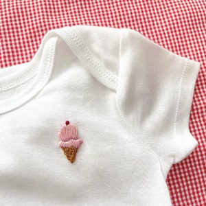 Sommerzeit Baby Outfit, handgemachtes Baby-Geschenk, handgestickter Gerber Body®, handgesticktes Eis, Baby-Dusche-Geschenk, Eis-Design