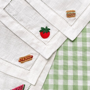 Summer Foods handgeborduurde linnen cocktailservetten | Set van 4 | Housewarmingcadeau | Gastvrouwcadeau | Hotdog-borduurwerk
