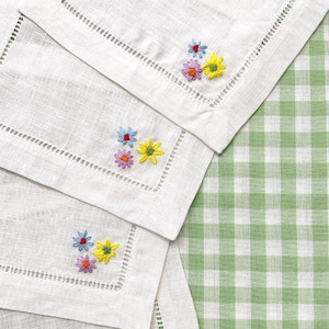 Blumen-Trio Hand bestickt Leinen Cocktail Servietten | 4er-Set | Fröhliche Blumen Handarbeit | Gastgeschenk | Einweihungsgeschenk