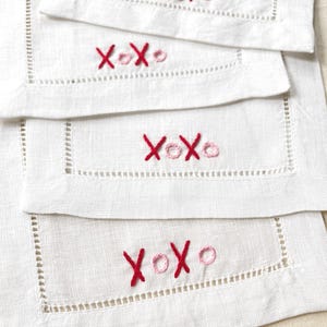 XOXO リネン カクテルナプキン | 4枚セット | バーカート用ナプキン | バレンタインデーギフト | 手刺繍ギフト | バー用品 | ギフト | ピンク＆レッド