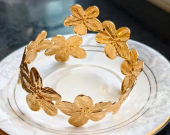 Brazalete floral dorado con diseño llamativo: pulsera bohemia ajustable para festivales