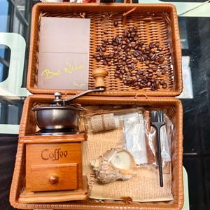 コーヒー愛好家へのギフト コーヒーギフトボックス ユニークな友人へのギフト オルゴールとコーヒーグラインダー クライアントギフトボックス 従業員への感謝のギフトバスケット