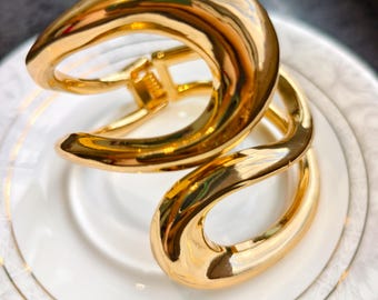 Brazalete escultural de oro: brazalete grueso de metal retorcido