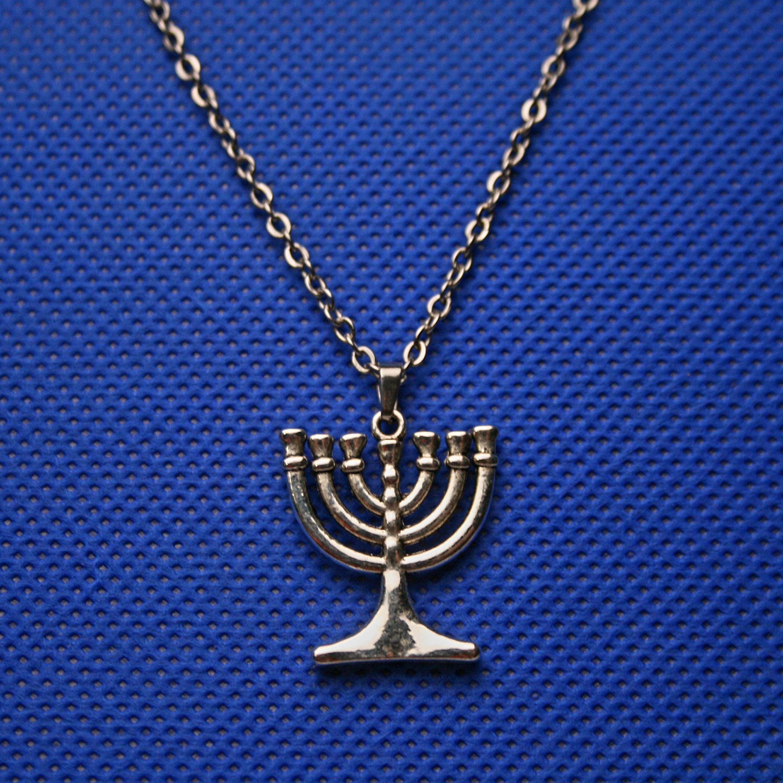Collier Rouge Menorah Avec Pendentif - Bijoux Kabbale Judaïque - Neuf Avec étiquettes