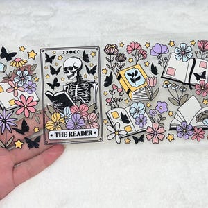 Libros DTF UV leídos Lector de cartas del tarot Biblioteca floral mariposa mariposas libro colorido 16 oz taza envoltura # 268