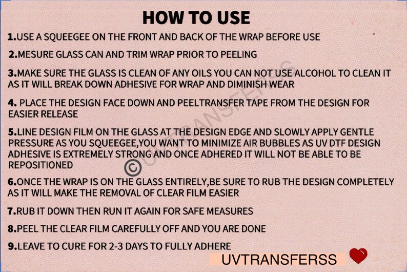 Puede incluir: Una tarjeta de instrucciones de color rosa claro con texto negro titulada HOW TO USE, que enumera nueve pasos para aplicar una envoltura UV DTF sobre vidrio. Las instrucciones detallan el uso de una esp&aacute;tula, limpiar el vidrio y curar 2-3 d&iacute;as.