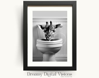 以下が含まれることがあります： 白いトイレのボウルから顔を出したキリンの頭部の白黒写真。キリンはトイレから水を飲んでいます。