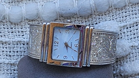 Pretty Vintage AVON Square SilverTone WATCH Embos… - image 5