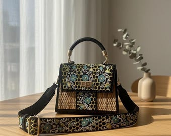 Borsa a mano in rattan ricamata in stile boho con dettagli floreali: eleganza fatta a mano dall'Indonesia