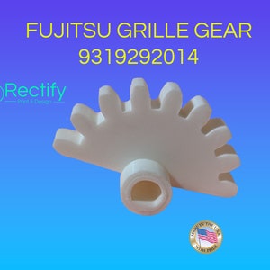 Peut inclure: Engrenage en plastique blanc avec un trou rond au centre. L'engrenage a 16 dents et est étiqueté "FUJITSU GRILLE GEAR 9319292014".
