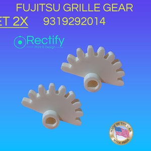 Peut inclure: Deux engrenages en plastique blanc avec un bord arrondi et festonné. Les engrenages sont conçus pour un gril et portent le texte "FUJITSU GRILLE GEAR GET 2X 9319292014" imprimé sur un fond bleu.