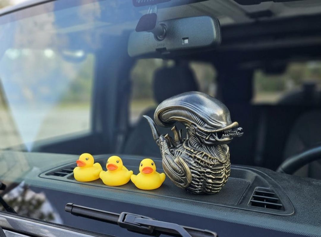 LGB ルグランブルー スカルタンクトップ ノースリーブ BE ALIEN! Alien Duck Figure, Xenomorph Parody Jeep Ducking Collectible Funny