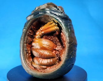 Hand-Painted Xenomorph Chestburster Egg Diorama: Alien Horror Art (4.5")