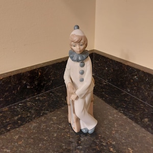 CASADES Fine Porcelain Statue &quot;Women Clown with Guitar&quot;  10 &quot; Tall -Made in Spain