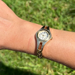 WORKING dainty gold watch | round face | everyday style | classic