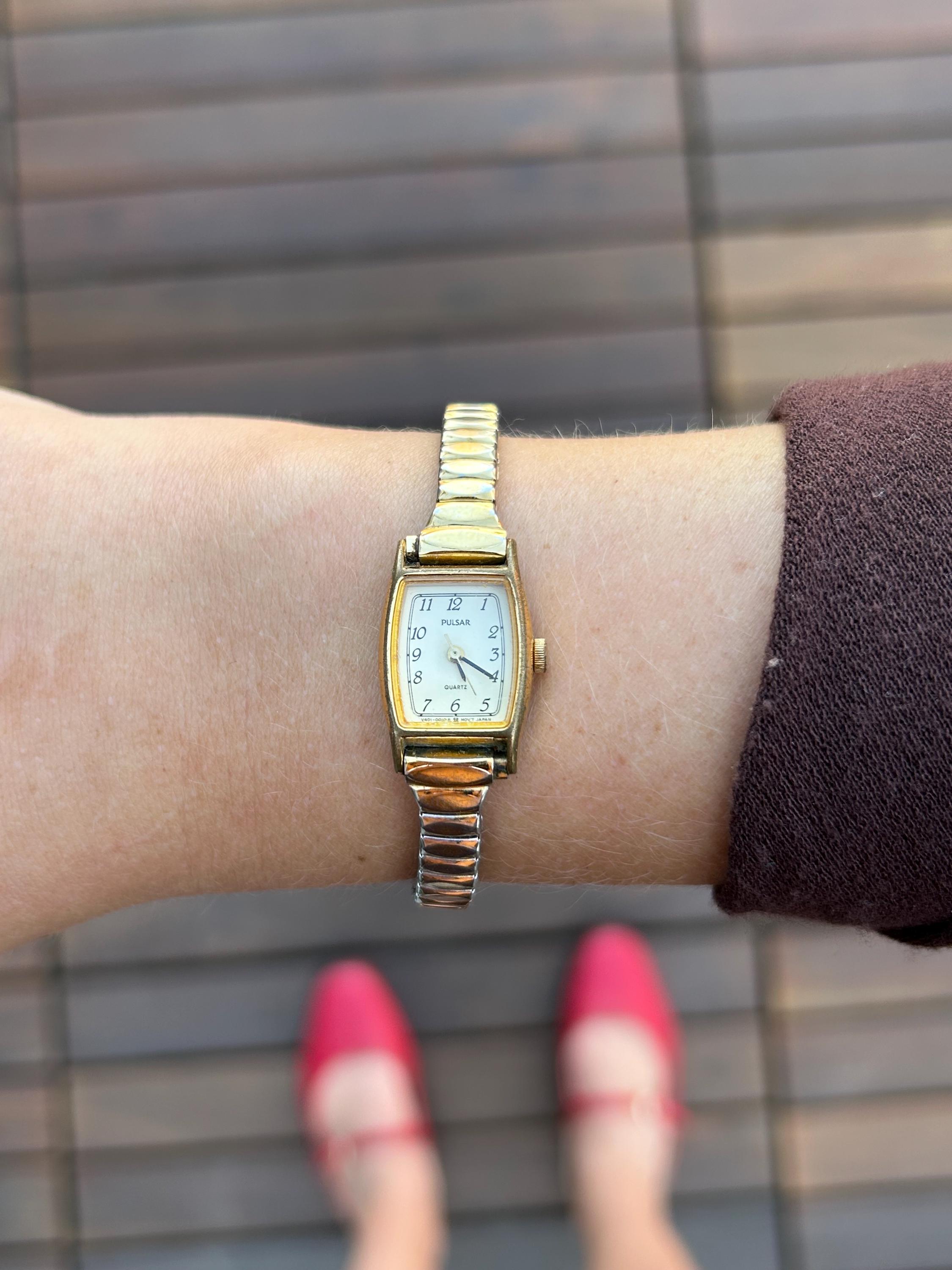WORKING Vintage 1980s Pulsar Dainty Gold Bracelet Watch  display picture 2