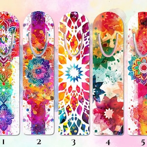 Könnte beinhalten: Fünf bunte Lesezeichen mit Mandala-Design und Aquarell-Akzenten. Jedes Lesezeichen hat ein anderes Farbschema und verfügt über einen Metallclip.
