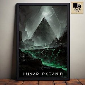 Può includere: Un poster nero e verde con una grande piramide scura al centro. La piramide è circondata da terreno roccioso e un liquido verde brillante. Il testo "LUNAR PYRAMID" è in fondo al poster.