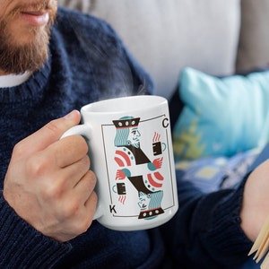 Royal King of Brews, tasse à café en céramique blanche, 11 oz 15 oz, jeu de cartes, poker, quinte flush royale, casino, aire de jeux, soirées jeux de cartes