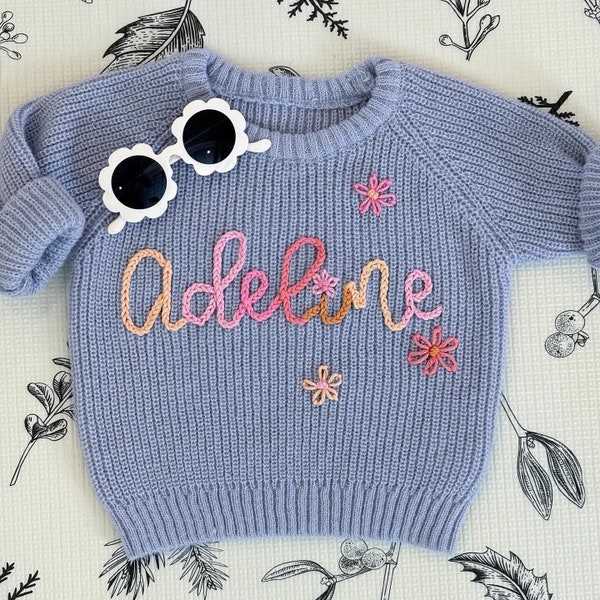 Pull prénom pour bébés et tout-petits | Mini | Pull brodé main personnalisé | 0-3M à 3T | Baby shower | Cadeau | Faire-part de naissance