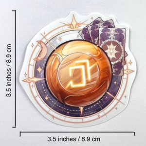 Peut inclure: Un orbe dor&eacute; avec un symbole lumineux &agrave; l'int&eacute;rieur, entour&eacute; d'une boussole avec des &eacute;toiles et une lune croissante. L'orbe est plac&eacute; sur un fond bleu fonc&eacute; avec une bordure blanche. La boussole comprend un jeu de cartes de tarot avec un symbole d'&eacute;toile.