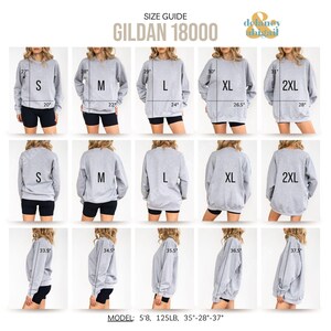 Pu&ograve; includere: Tabella delle taglie per le felpe Gildan 18000, che mostra le misure in pollici per le taglie S, M, L, XL e 2XL. La tabella include le misure della larghezza della felpa, della lunghezza della felpa e della lunghezza della manica. Un modello indossa la felpa in ogni taglia.