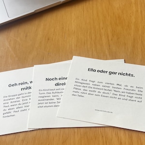 Könnte beinhalten: Drei quadratische weiße Karten mit schwarzem deutschem Text. Die oberste Karte trägt den Titel 'Ella oder gar nichts.' und beschreibt ein Kind, das fragt, ob es neben einer Freundin sitzen darf. Die anderen Karten zeigen weitere Textausschnitte.