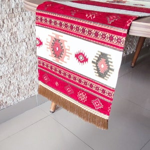 Chemin de table motif tapis, beige et rouge, 33 x 40 po., chemin de table turc fait main, chemin de table authentique, chemin de table oriental.