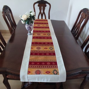 Long chemin de table à manger, motif tapis moutarde et rouge, 50 x 51 cm (20 x 51 po.), chemin de table oriental fait main, chemin de table authentique de style tapis.