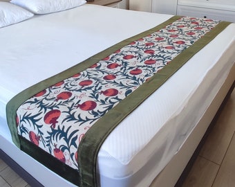 Camino de cama hecho a mano con patrón de granada, colores beige, rojo y verde, 20/78 pulgadas, camino de cama. (Para tamaños de cama Queen US/CA-55/80 o 60/80 pulgadas).