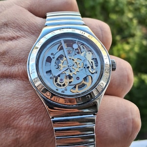 Lyxig, sällsynt automatisk Swatch Skeleton YAS100G-klocka. Observera: Klockan visar 01.