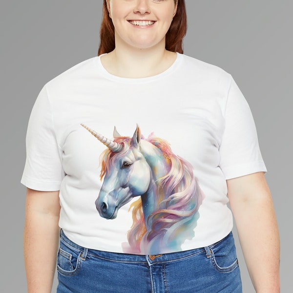 Camiseta de mujer unicornio realista/elegancia mística/regalo único para los amantes de las leyendas/detalle de arte de MythiqueMode