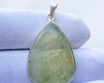 Colgante de plata esterlina con prehnita natural: collar bohemio hecho a mano. Regalos de Navidad, regalos de cumpleaños, regalo para ella.