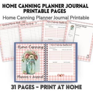 Puede incluir: Un diario planificador de conservas caseras con páginas imprimibles. El diario presenta una cubierta azul con un diseño floral de tarro de albañil. En el interior hay páginas para recetas de conservas, listas de suministros e inventario. El texto dice "Home Canning Planner Journal Printable" y "31 Pages - Print at Home."