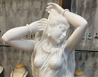 Decoración tradicional de mármol, antigua estatua india de apsaras bañándose, gran talla de mujer, arte coleccionable, ídolo de dama de mármol blanco, arte de mediados de siglo.