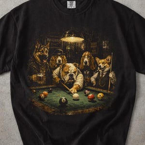 Vintage honden spelen poolshirt, biljarthond pokerparodie T-shirt, grappig grafisch T-shirt pubbargame, cadeau huisdierliefhebber, Comfort Colors®